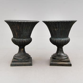 TRÄDGÅRDSURNOR, 1 par, gjutjärn, modern tillverkning.