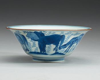 A blue and white Transitional bowl, 17th Century.