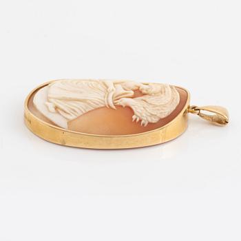 Pendant, 18K gold and shell cameo.