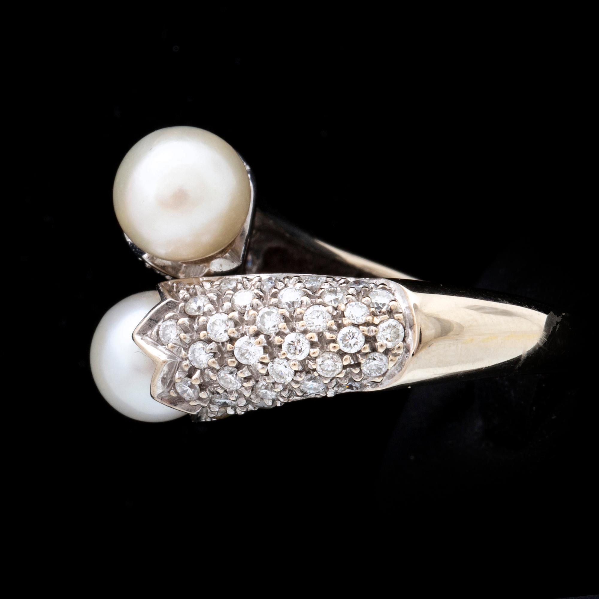Ring 18k whitegold 2 cultured Pearls approx 7 mm and brilliant-cut diamonds approx 1 ct in total, size approx 54,5.