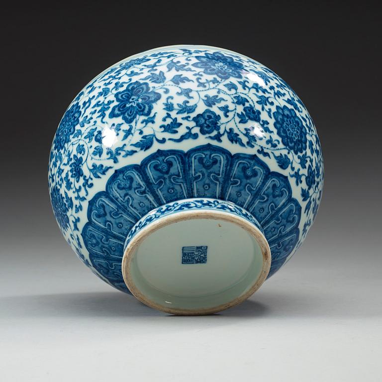 VAS, porslin. Qing dynastin, med Daoguangs sigillmärke och period (1821-1850).
