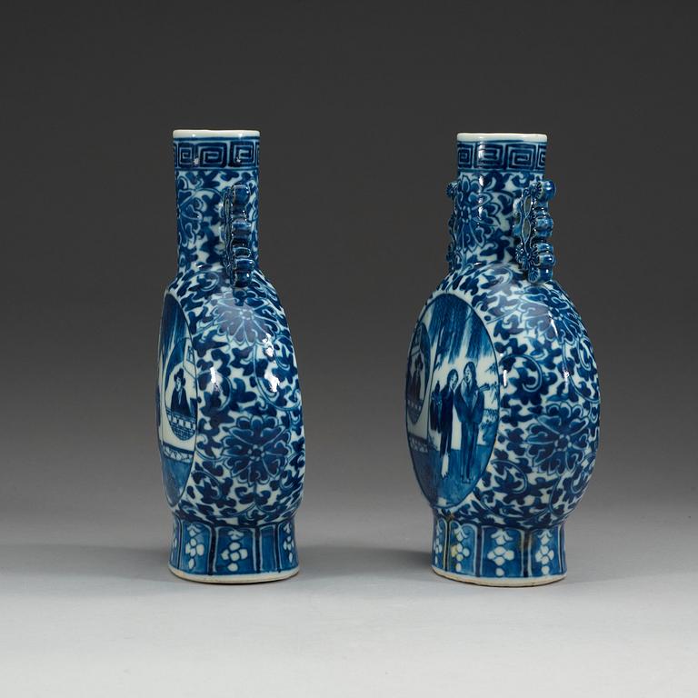 A pair of blue and white bottles, late Qing dynasty.