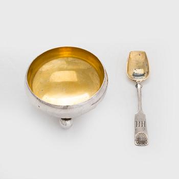 A set of two vases, a dish and a salt cellar with spoon, silver, Hämeenlinna and Helsinki 1929-52.