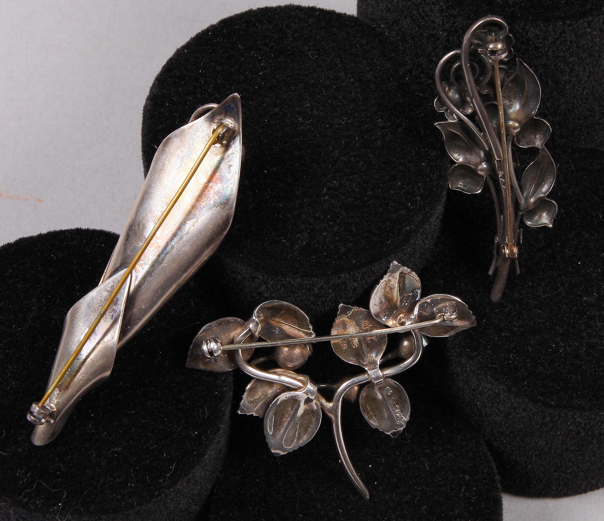 BROSCHER, 3 st, silver, bl a 1945.