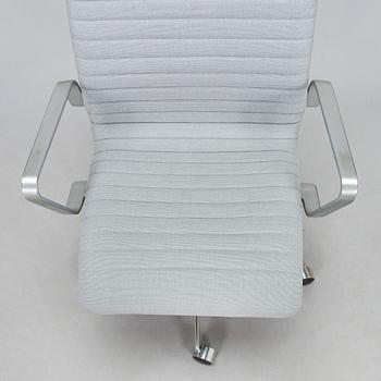 Arne Jacobsen, A 21st century "Oxford Premium" office chair for Fritz Hansen, Denmark.