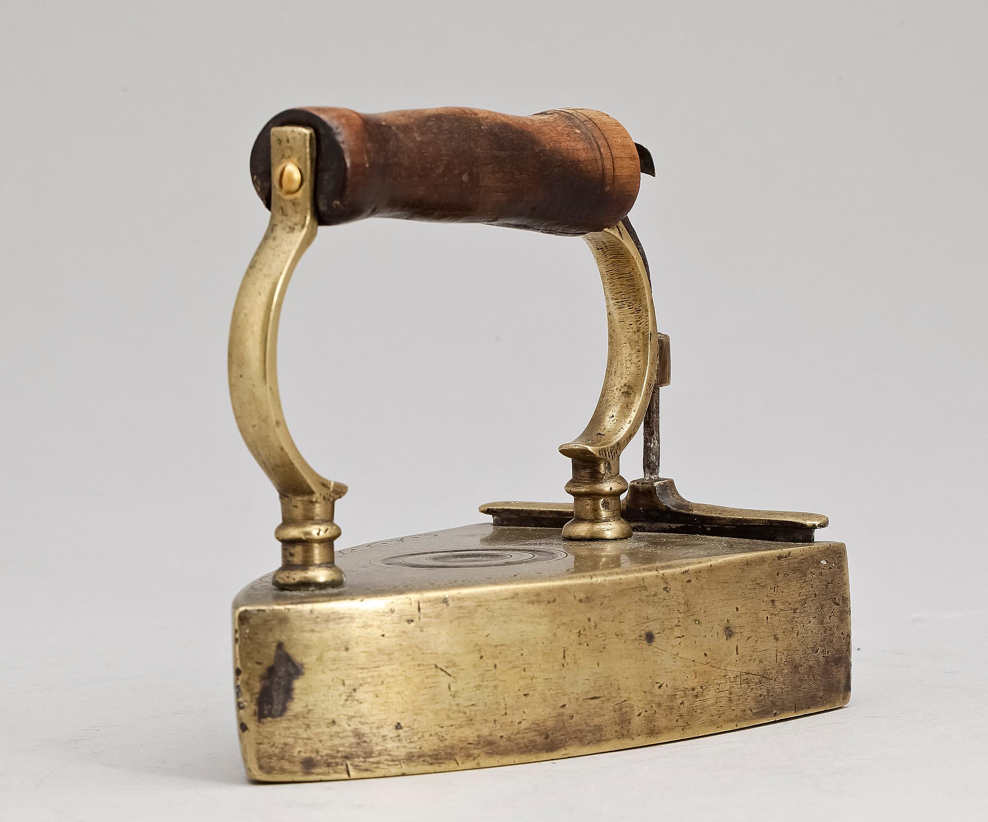 STRYKJÄRN, mässing, bär märkning, 1800-tal.