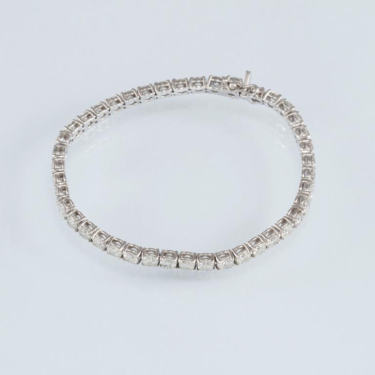 ARMBAND, 18K vitguld med briljantslipade diamanter totalt 9.50 ct, stämplat Milano, Italien. Vikt 16,3 gram.