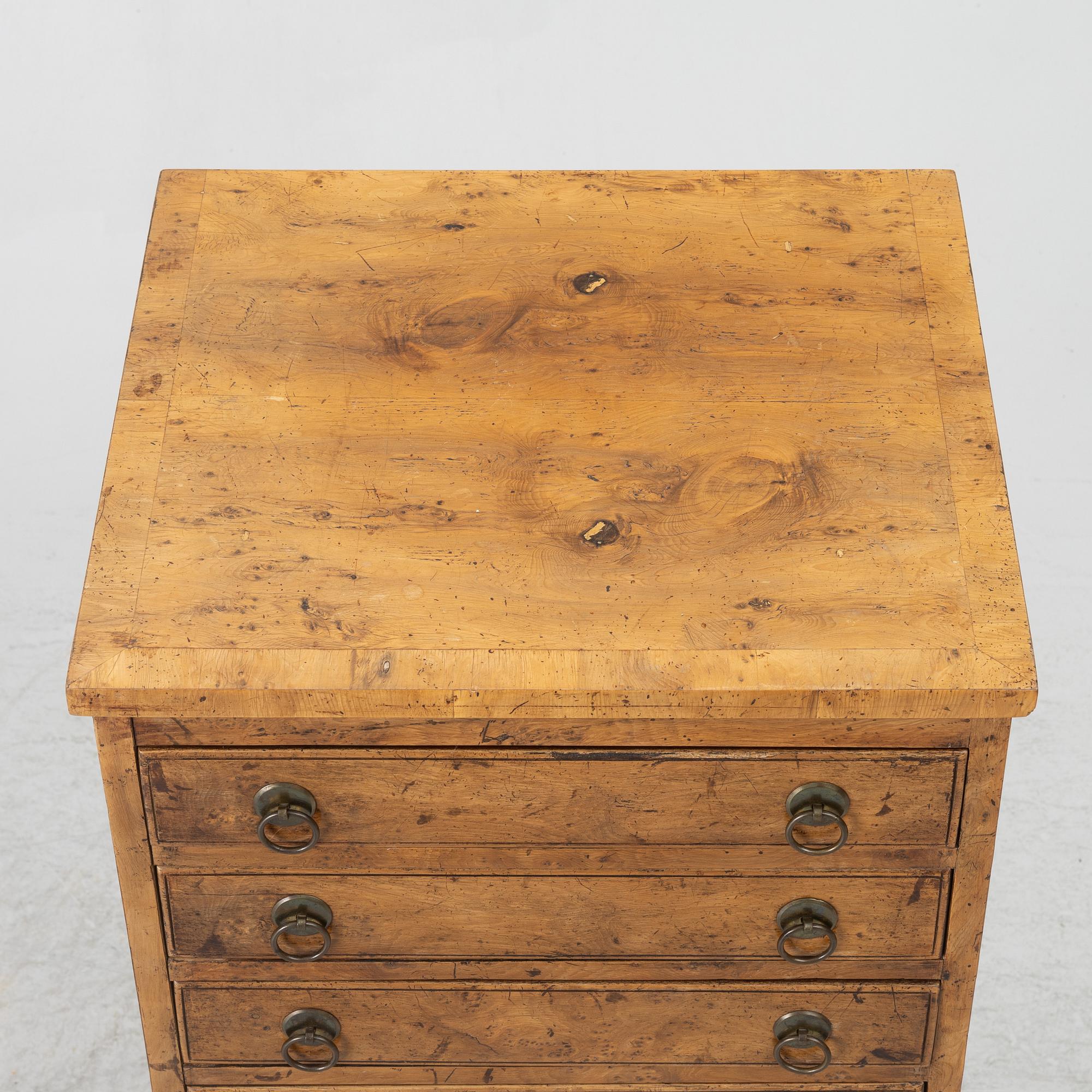 Chest of drawers, England around 1900.