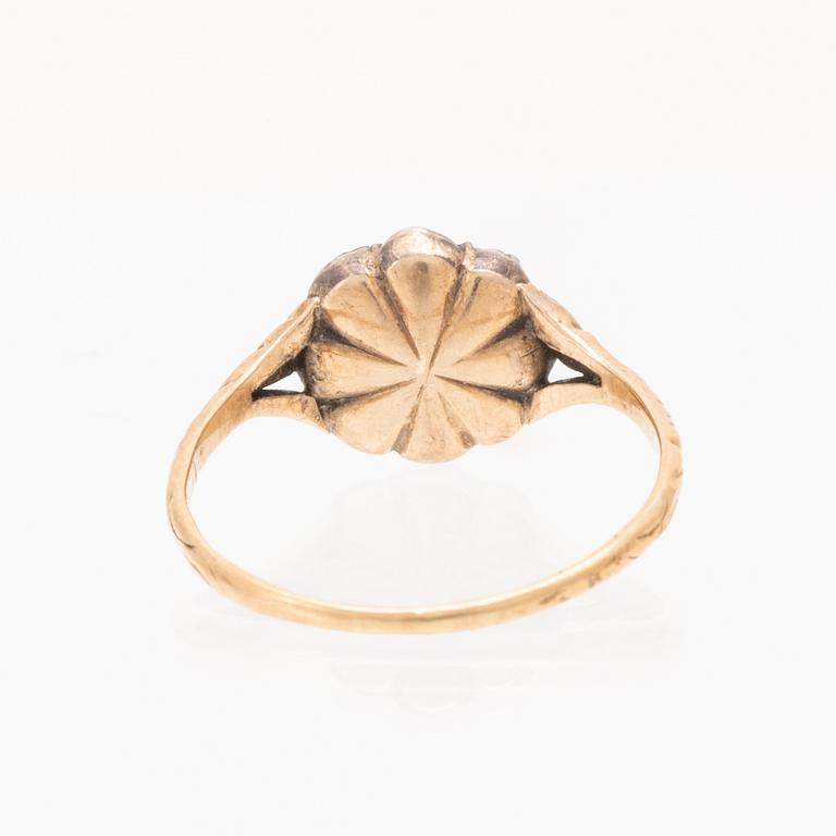 Ring 18K guld och rosenslipade diamanter.
