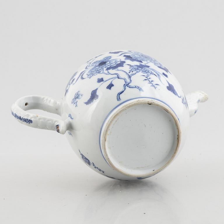 A large Chinese blue and white export porcelain punch pot, Qing dynasty, Qianlong, end of the 18th century.