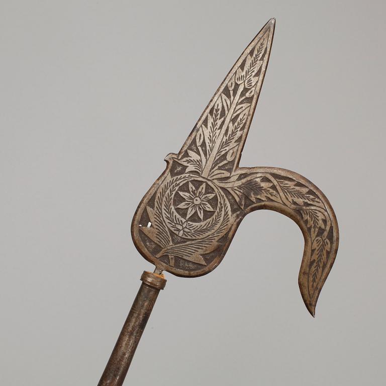 KUKRI samt YXA, indopersiska, stål, 1900-talets första hälft.