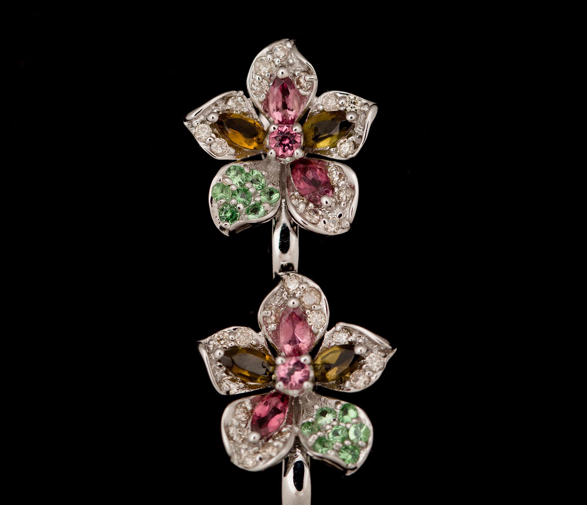 ÖRHÄNGEN, 14 k vitguld med tourmaliner, tsavoriter samt diamanter. Vikt ca 3,5 g.