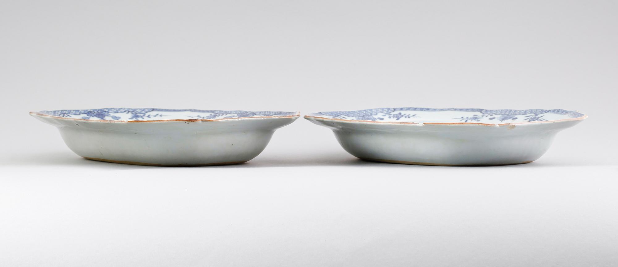 SKÅLFAT, 2 st,  porslin, Kina, Qianlong 1736-1795.
