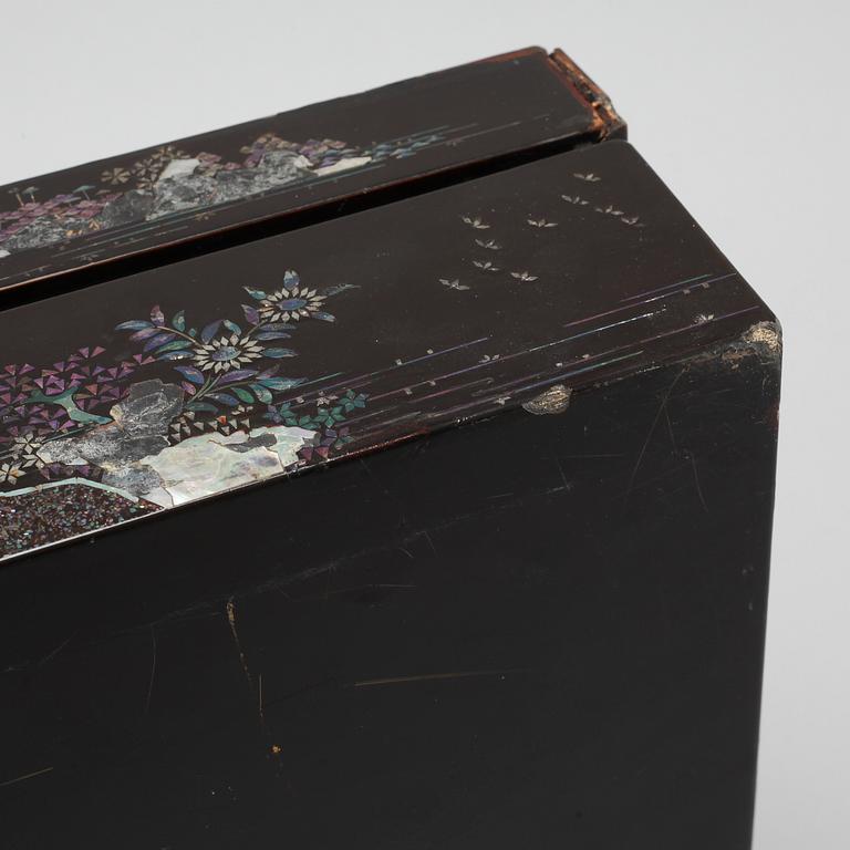 A Chinese lacquered box with cover, early 20th Century.