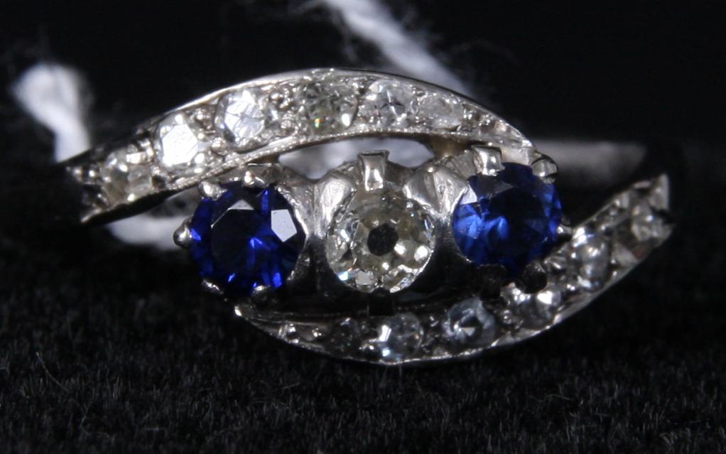 RING, 18K vitguld med briljanter och safirer, Göteborg, 1952.