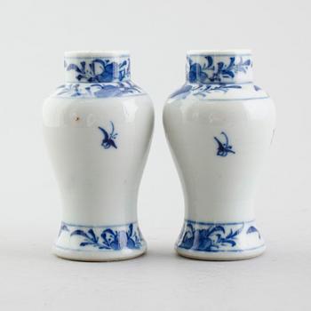 VASER, 1 par, porslin, ostindiska, sannolikt 1800-tal.
