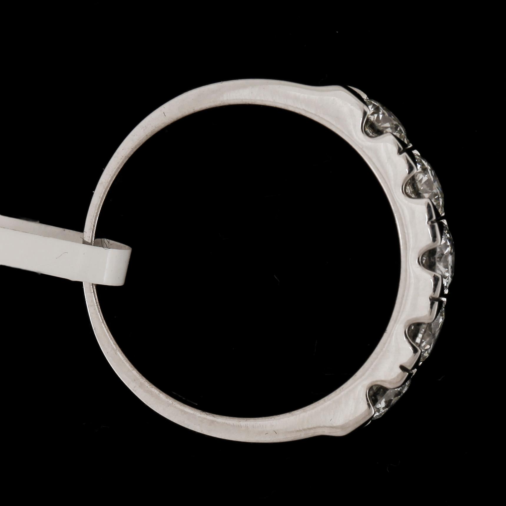 RING, 18k vitguld med briljantslipade diamanter tot ca1,05ct. Vikt 4,2g.