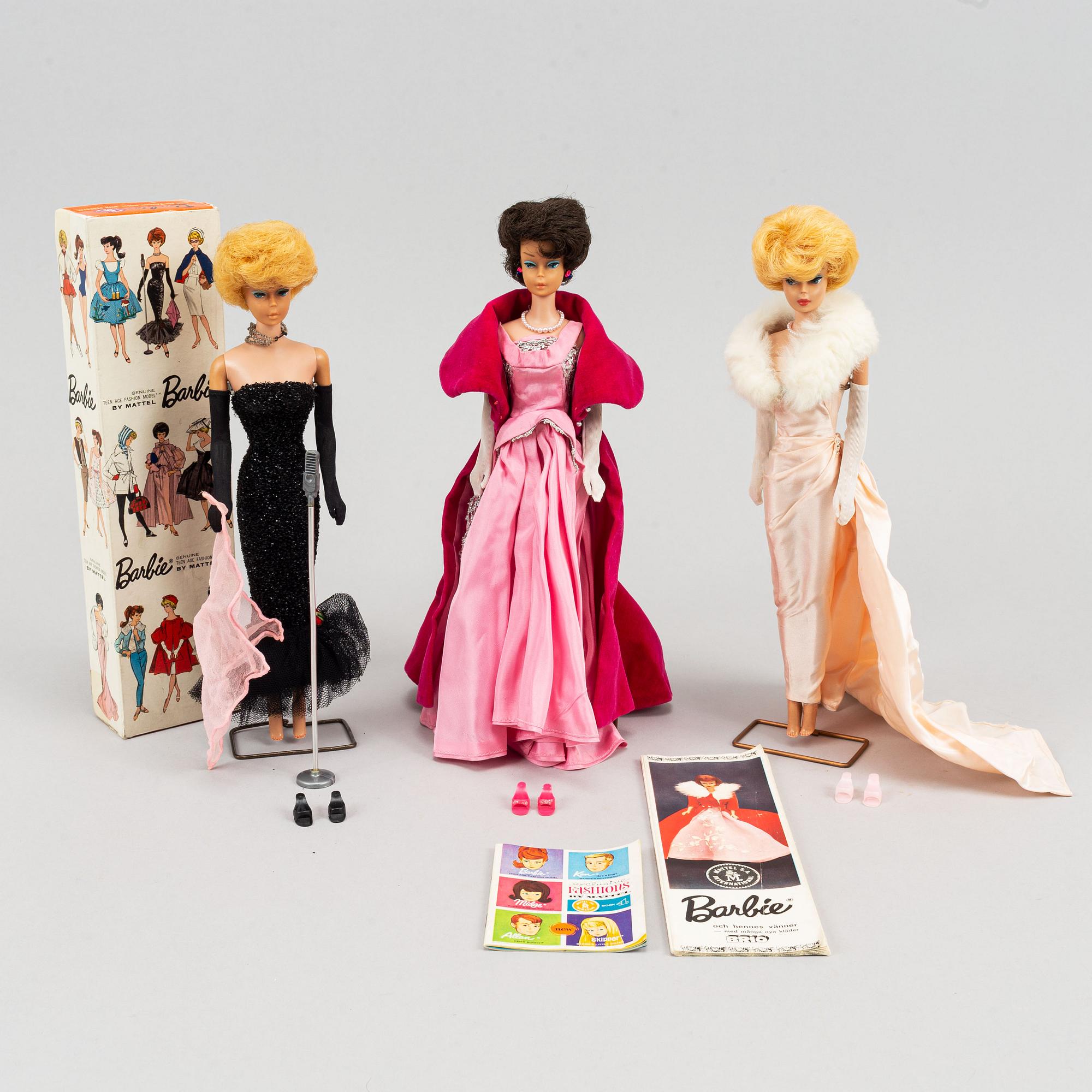 A collection of three Mattel 1960's Barbiedolls with accessories.