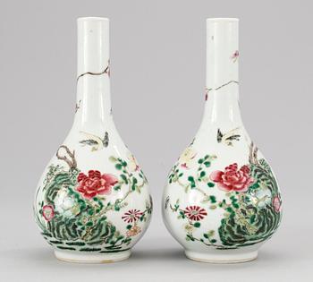 560. VASER, ett par, porslin. Qingdynastin.