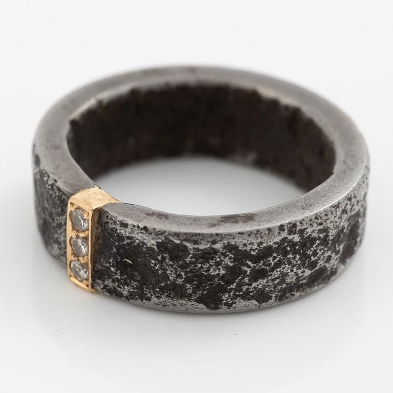 Mikael Hamma, Smide & Form, ring, oxidised iron, gold and brilliant-cut diamonds.