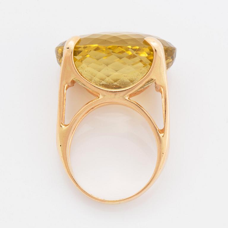 Ring 18K guld med en checkerslipad limefärgad kvarts.
