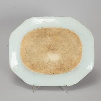 A Chinese porcelain serving dish, Qianlong (1736-95).