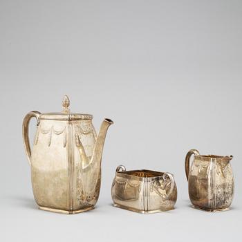 K ANDERSON, a three-piece parcel-gilt silver coffee set from Stockholm, 1911.