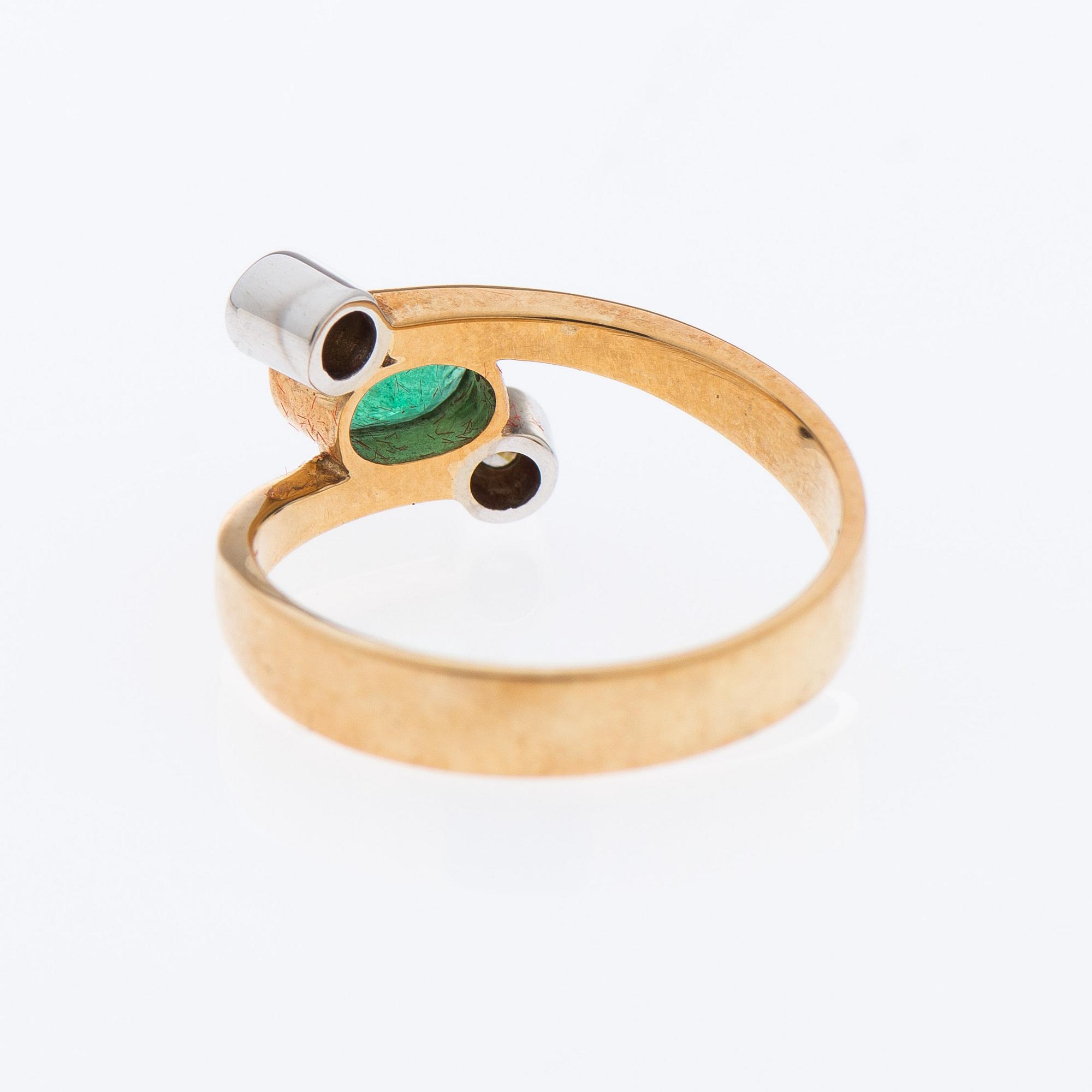 RING, fasettslipad smaragd, briljantslipade diamanter, 14K guld.
