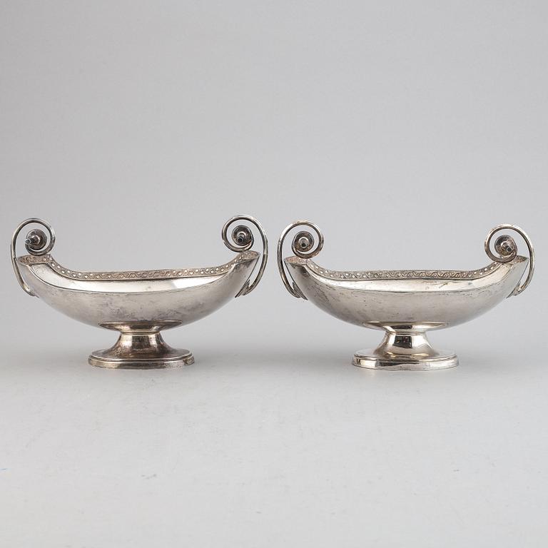 A pair of silver plated bowls, first half of the 20th Century.