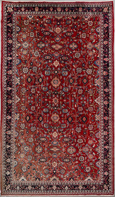 A CARPET. Old West persian, Around 500 x 285 cm.