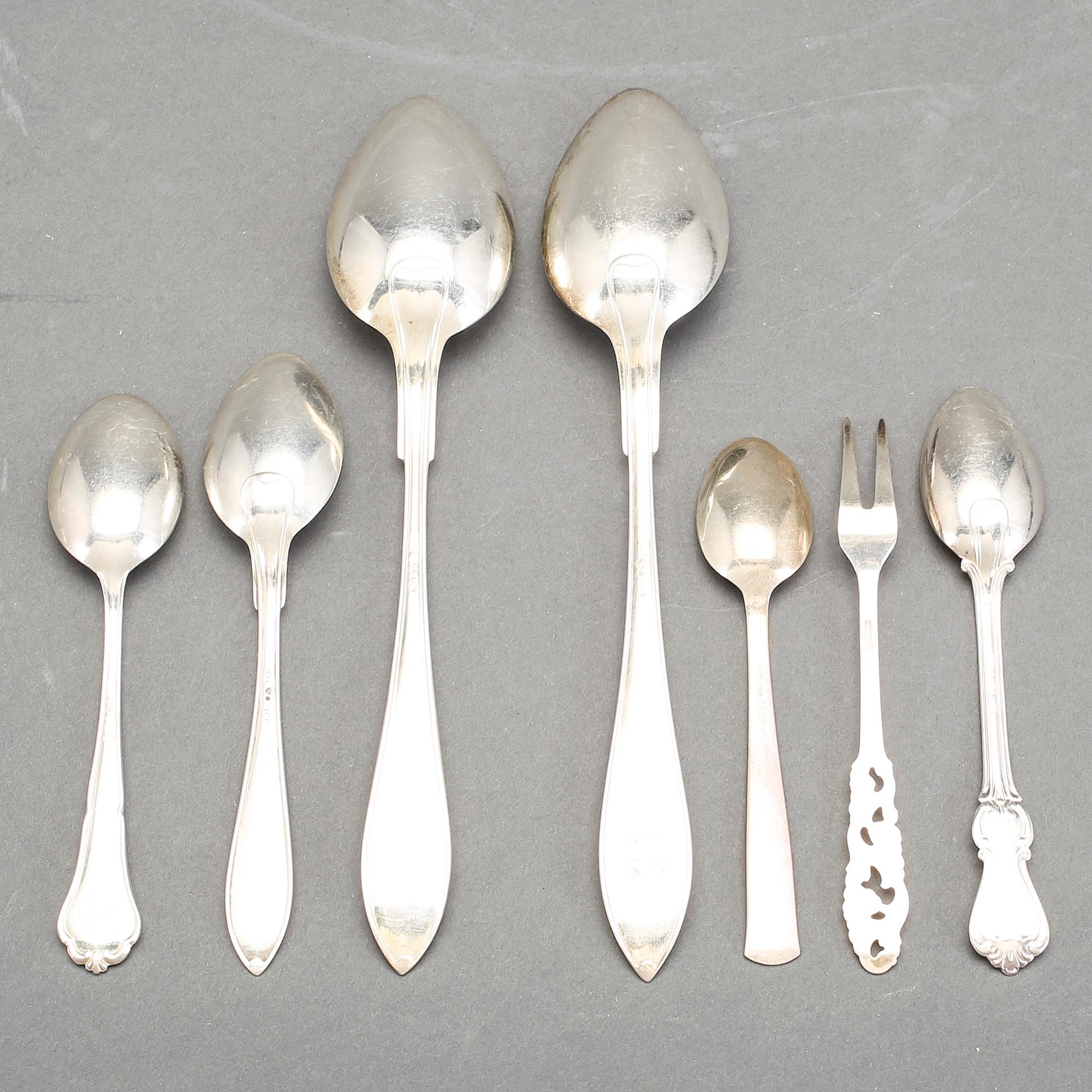 PARTI SILVER, mestadels kaffeskedar. Bl a "Rosenholm", GAB, Stockholm 1939. Total vikt ca 754 gram.