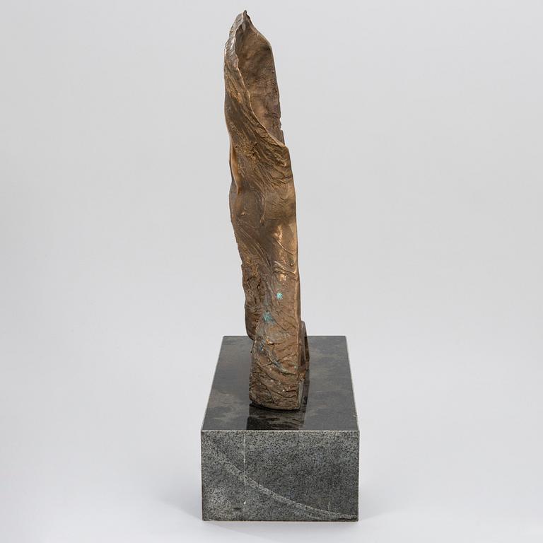 OLLI JOKI, veistos, pronssi, signeerattu j a päivätty 2002, numeroitu 3/3.