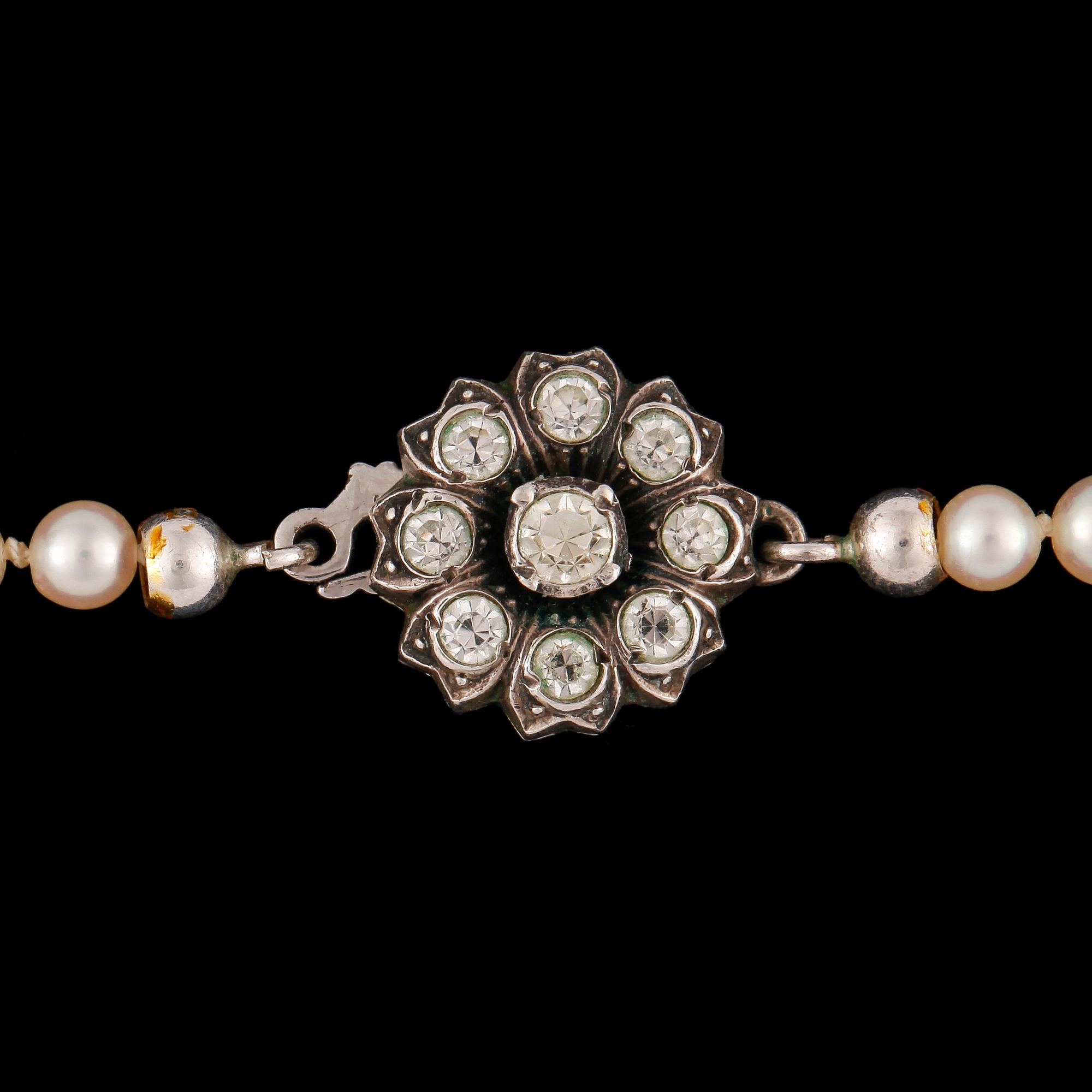 COLLIER, odlade saltvattenspärlor, lås silver med  pastestenar.