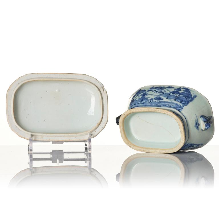 A Chinese blue and white porcelain service, 16 pieces, Qing dynasty, Qianlong (1736-95).