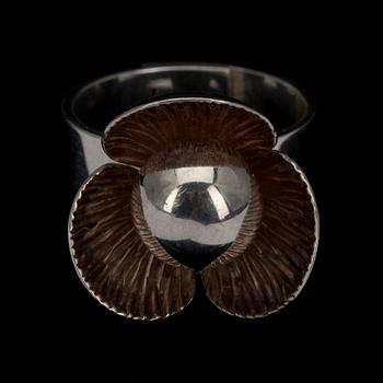 RING, sterlingsilver, Elis Kauppi, Kupittaan Kulta, Åbo 1960-tal. Vikt ca 6,4 g.