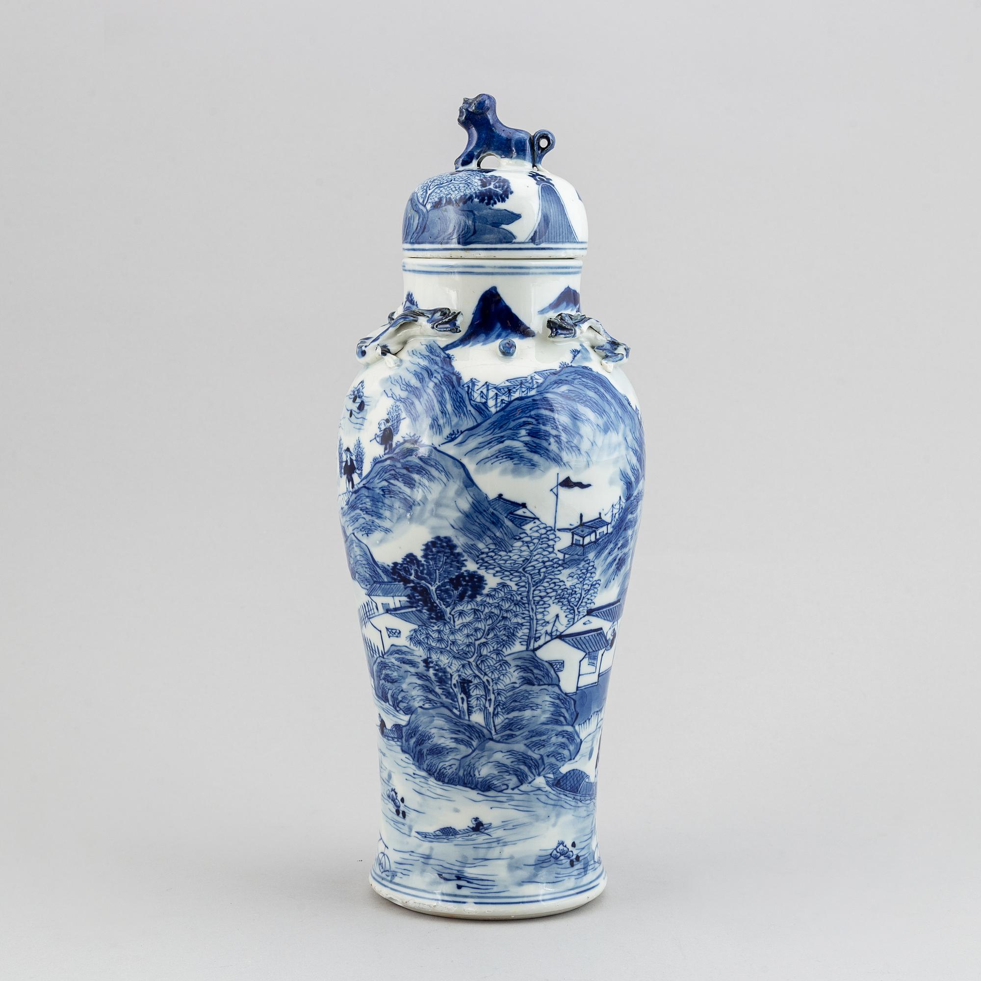 A blue and white vase with cover, Qing dynasty, Guangxu (1872-1908).