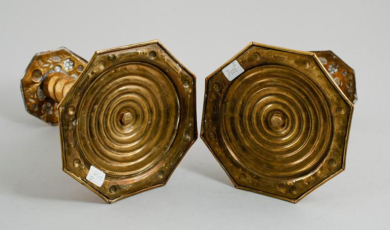 LJUSSTAKAR, 1 par, mässing, barock, 1700-/1800-tal.