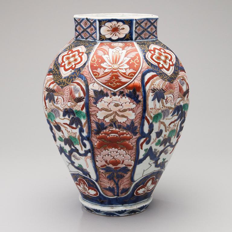 An Imari porcelain urn, from around the turn of the 20th century Japan.