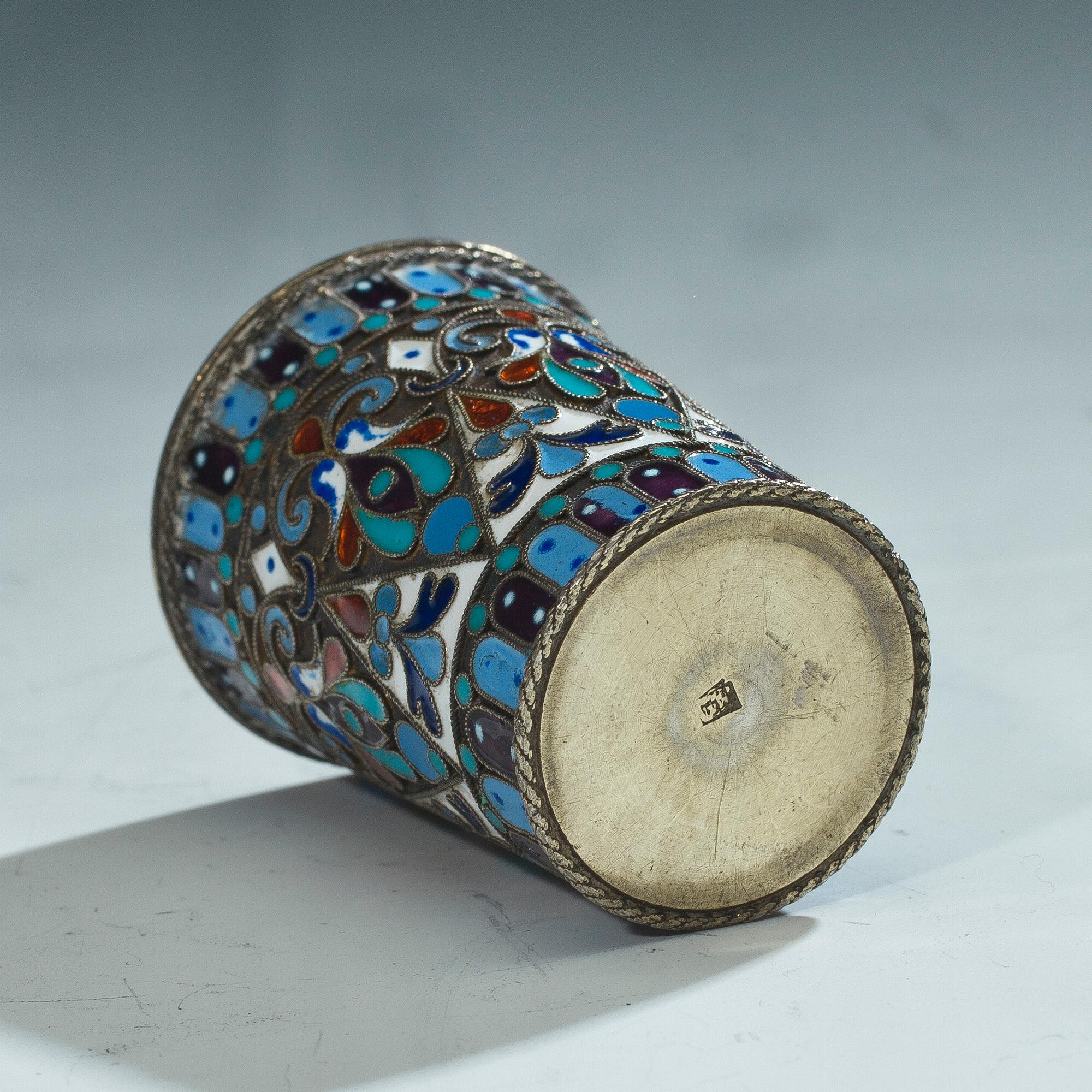 VODKAKOPP, silver med emalj, cloisonné, Ryssland 1900-talets början.