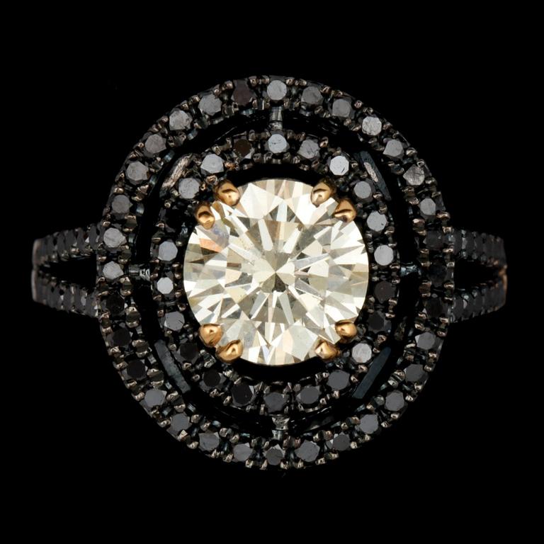 A brilliant cut diamond ring, 2.03 cts set with black diamonds, tot. 0.96 ct.
