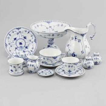SERVISDELAR, 46 st, "Musselmalet", Royal Copenhagen, 1900-talets andra hälft.