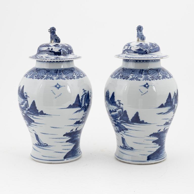 A pair of blue and white Chinese porcelain jars with covers. Qing dynasty, Qianlong (1736-95).