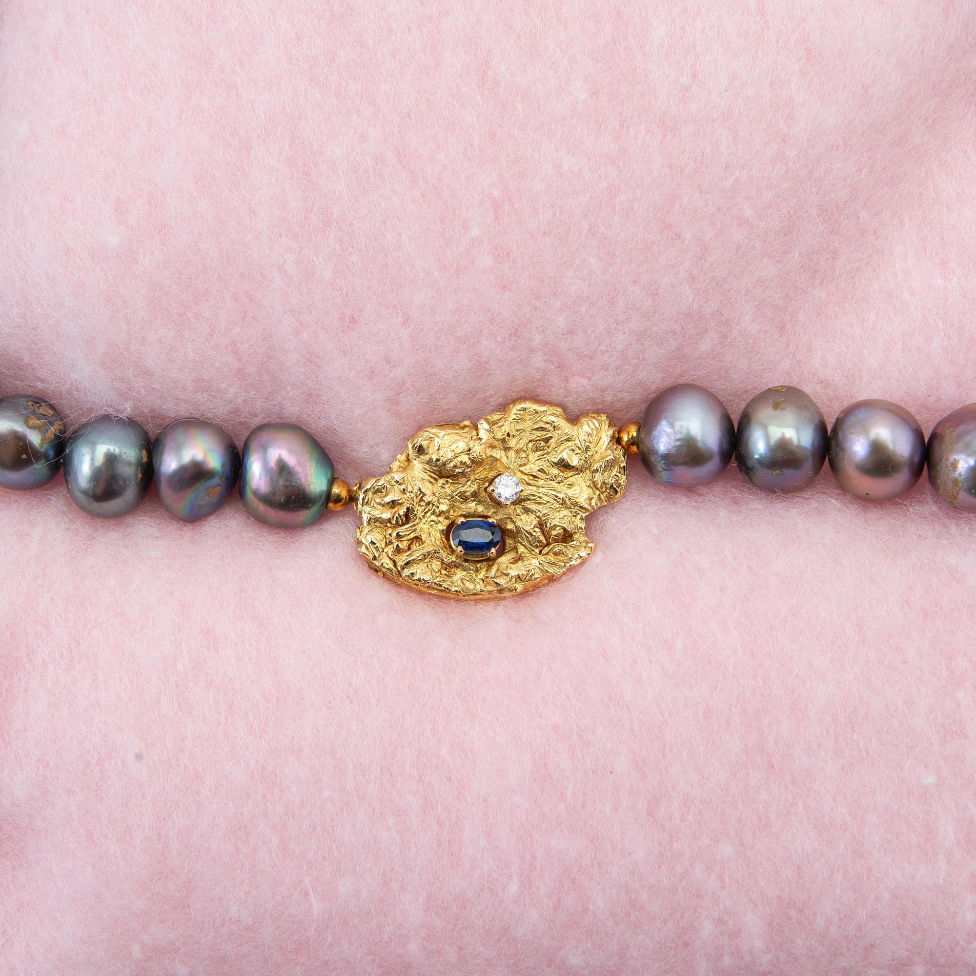 Elon Arenhill, collier, odlade pärlor och hänge i 18k guld med safir och diamant.