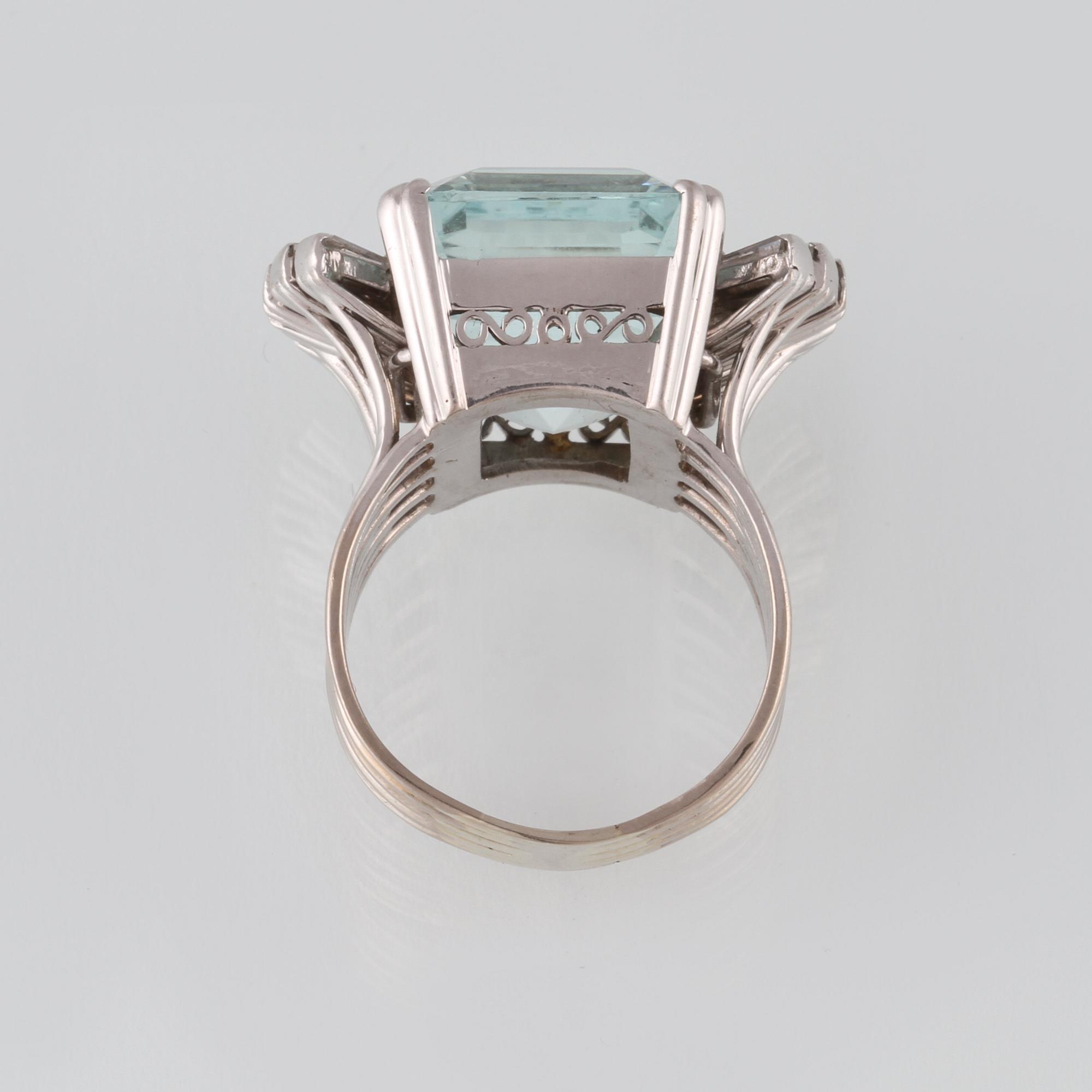 RING, 18K vitguld med akvamarin samt trapetsslipade diamanter. Vikt 11,6 gram.