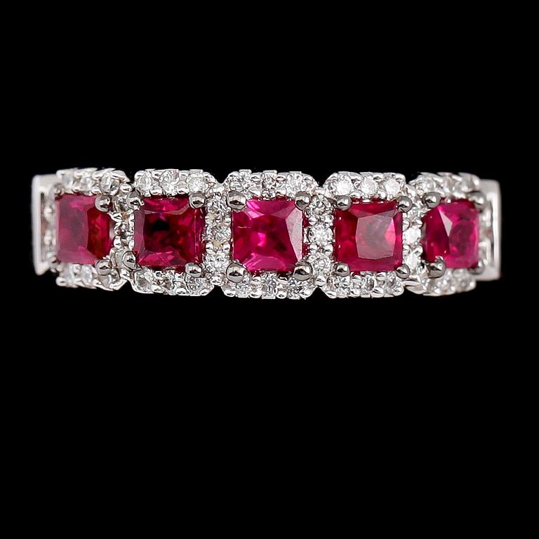 RING, 18 k vitguld, rubiner tot 0.87 ct, diamanter tot 0.24 ct.