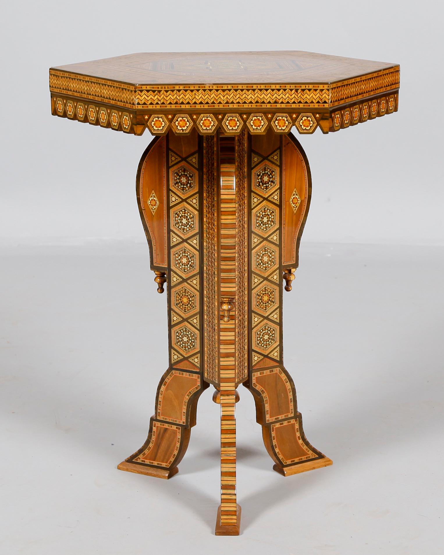PIEDESTAL, orientalisk, 1900-tal.