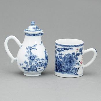 CHOKLADKANNA SAMT MUGG, porslin,  Kina, Qing dynastin. Qianlong (1736-95).