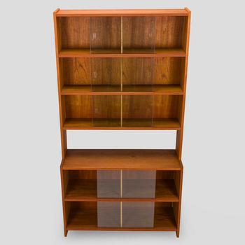 Bokhylla med vitrinskjutdörrar, 1900-talets mitt.