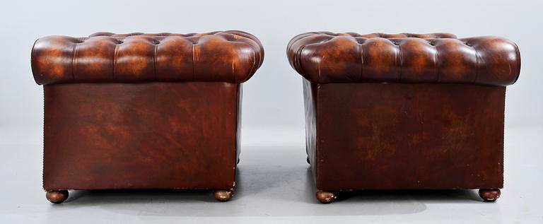 FÅTÖLJER, ett par, chesterfield, 1900-talets andra hälft.