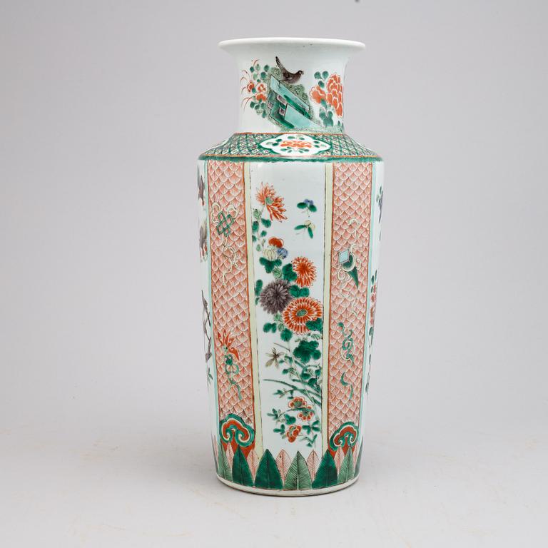 A Chinese Kangxi style porcelain vase, Qing dynasty, 19th century.